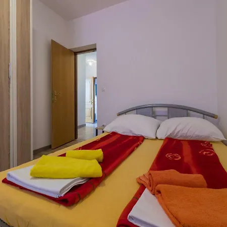 Apartment Frutis *